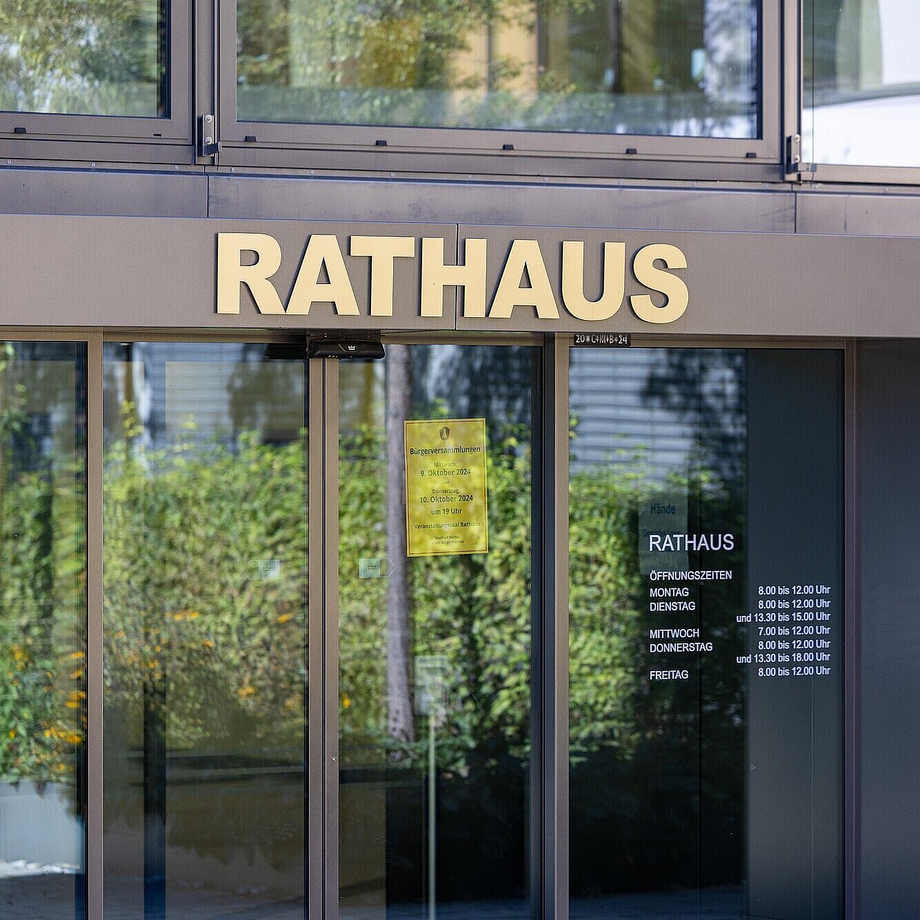 Eingangsbereich vom Rathaus Gilching von außen mit Aufschrift "Rathaus"