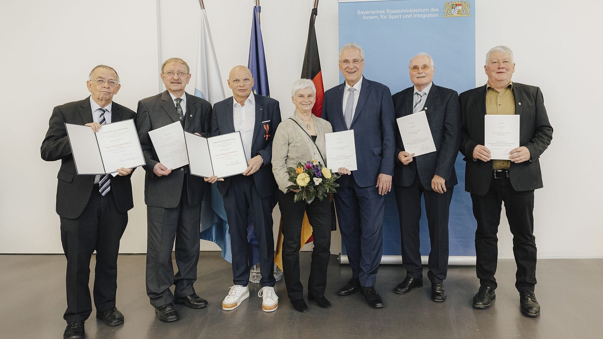 Auf dem Bild ist Innenminister Joachim Herrmann mit sämtlichen geehrten Persönlichkeiten von der Ordensaushändigung am 6. März in Erlangen zu sehen.