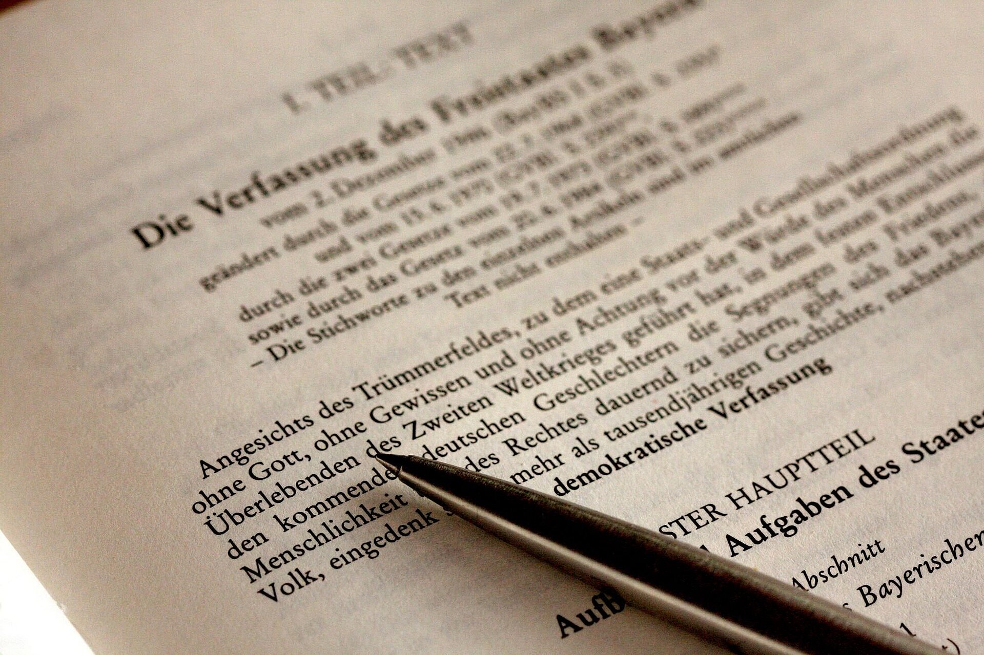 Detailaufnahme zu Ausschnitt eines Gesetzestextes der Bayerischen Verfassung