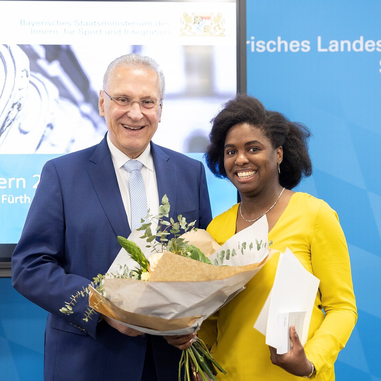 Herrmann und eingebürgerte Frau mit Blumenstrauß