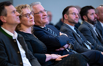 Innenminister Joachim Herrmann beim Vortrag von Michel George (Leiter des Cyber-Allianz-Zentrums im Bayerischen Landesamt für Verfassungsschutz