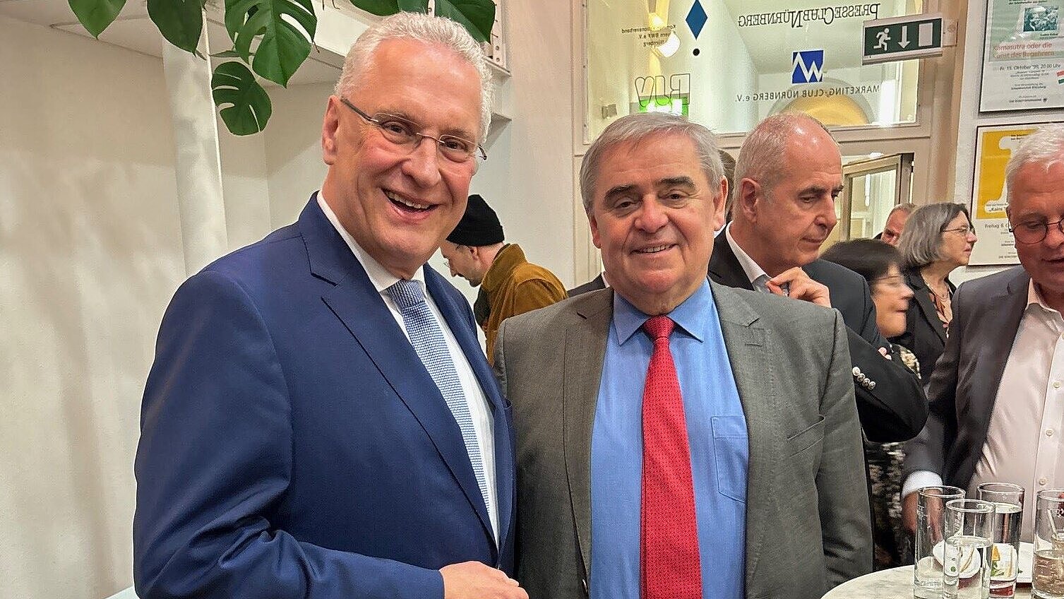 Auf dem Bild sind Innenminister Joachim Herrmann und Peter Müller (Richter am Bundesverfassungsgericht a. D.) zu sehen.