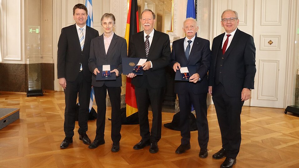 Gruppenfoto der drei Geehrten und Regierungspräsident Dr. Eugen Ehmann von Unterfranken
