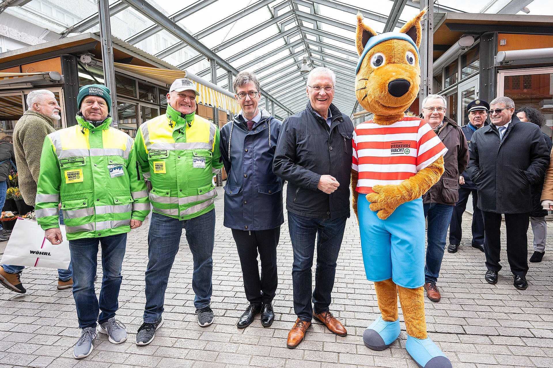 Mitglieder der Verkehrswacht und Innenminister Joachim Herrmann mit dem Maskottchen der Verkehrswacht