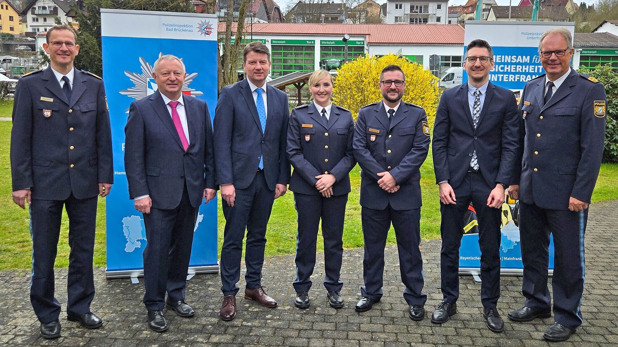 Staatssekretär Sandro Kirchner mit Ehrengästen anlässlich Dienststellenleiterwechsel der PI Bad Brückenau