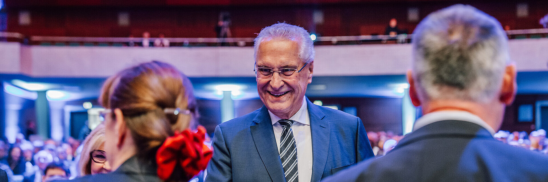 auf dem Bild: Innenminister Herrmann freundlich im Gespräch