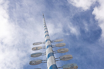 Bayerischer Maibaum blau-weiß bemalt, von unten fotografiert