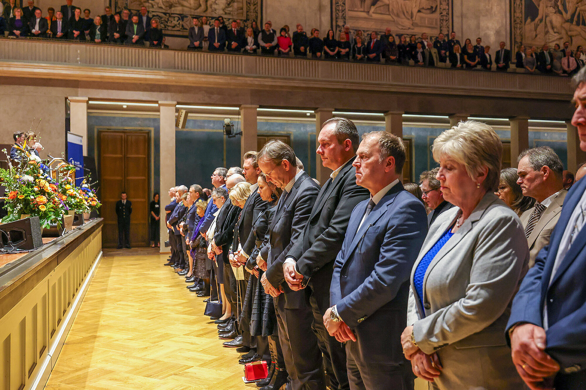 im Bild: Publikum stehend bei der Schweigeminute für die Opfer in Aschaffenburg