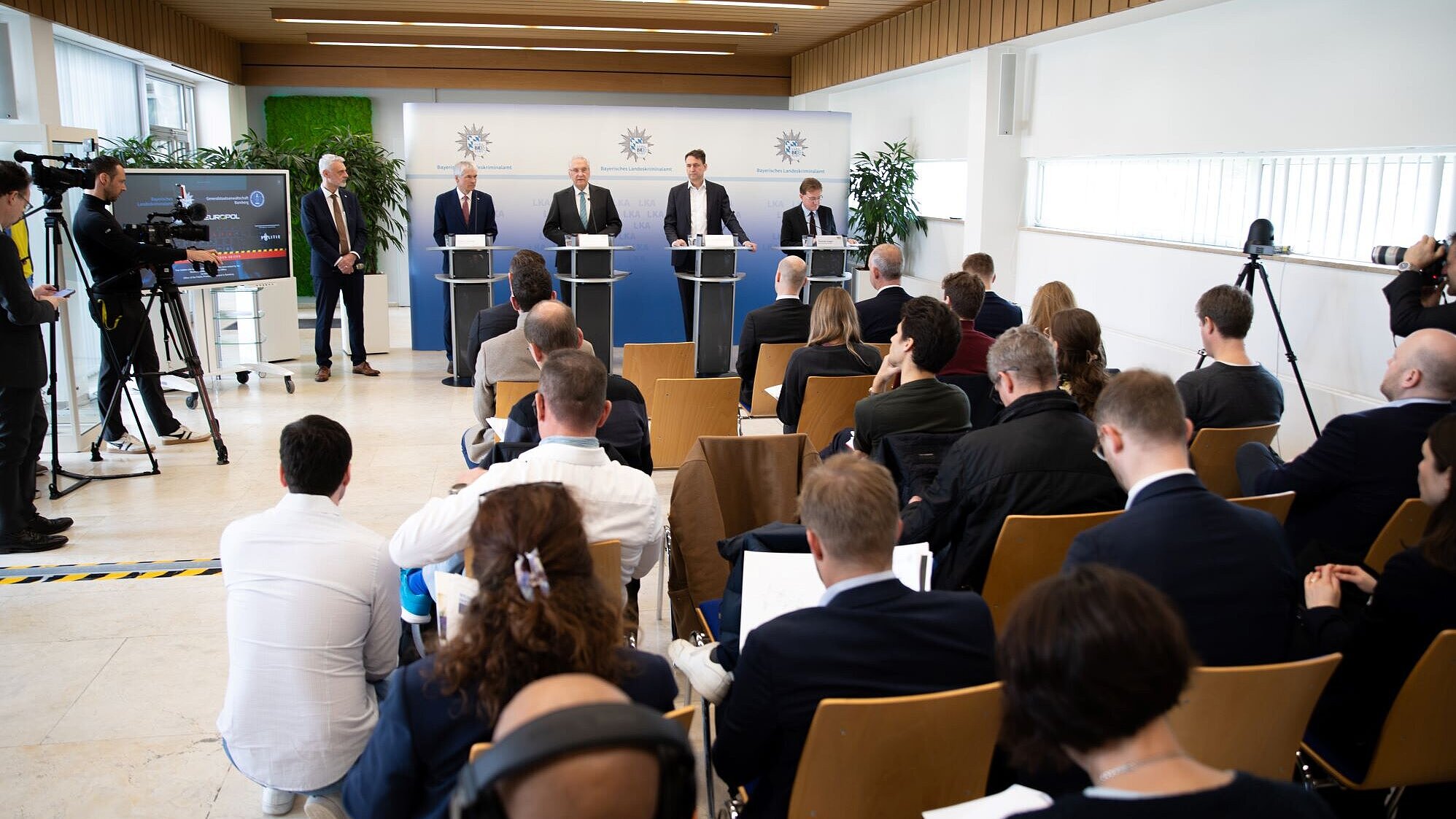 Bild von der Pressekonferenz mit Innenminister Herrmann und Justizminister Eisenreich