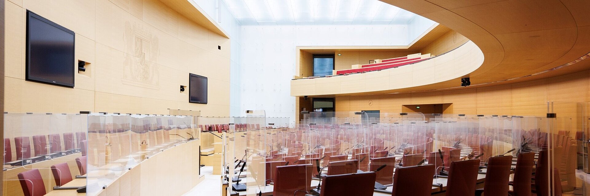 Leerer Plenarsaal im Bayerischen Landtag