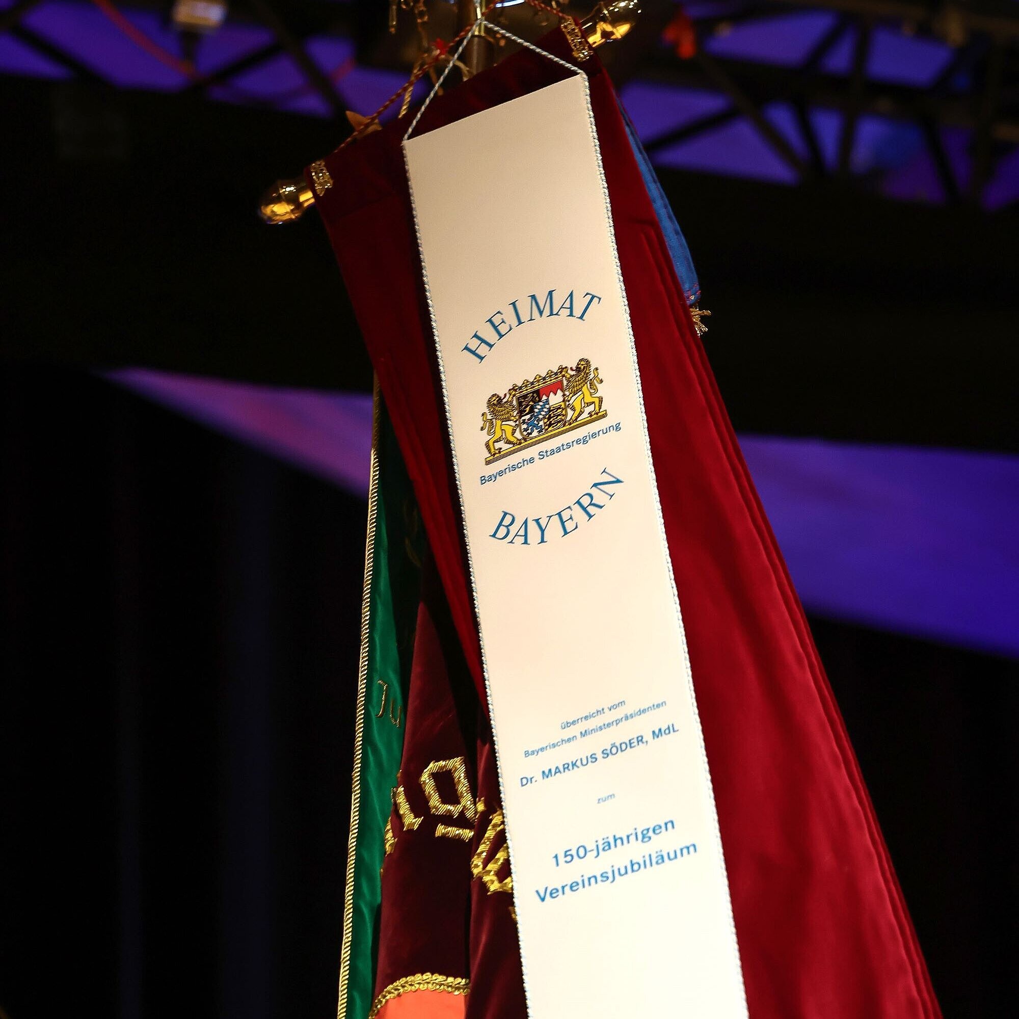 Auf dem Bild ist das Fahnenband der Bayerischen Staatsregierung an einer Feuerwehr-Standarte zu sehen.