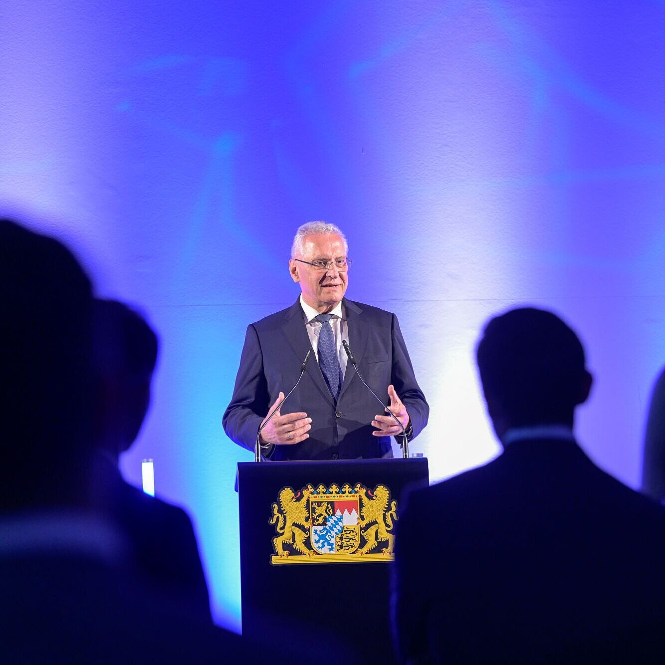 Innenminister Joachim Herrmann am Rednerpult anlässlich seiner Rede beim Staatsempfang der Bayerischen Staatsregierung zum „Weltmarktführer Innovation Day“ in Erlangen