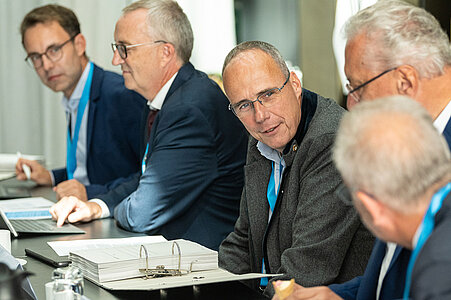 Vorbesprechungen: Vor Beginn der Konferenz treffen sich die Vertreterinnen und Vertreter der B-Länder (Unions- und Grünen-Sportminister) sowie der A-Länder (SPD- und Linken-Sportminister) und beraten intern. 