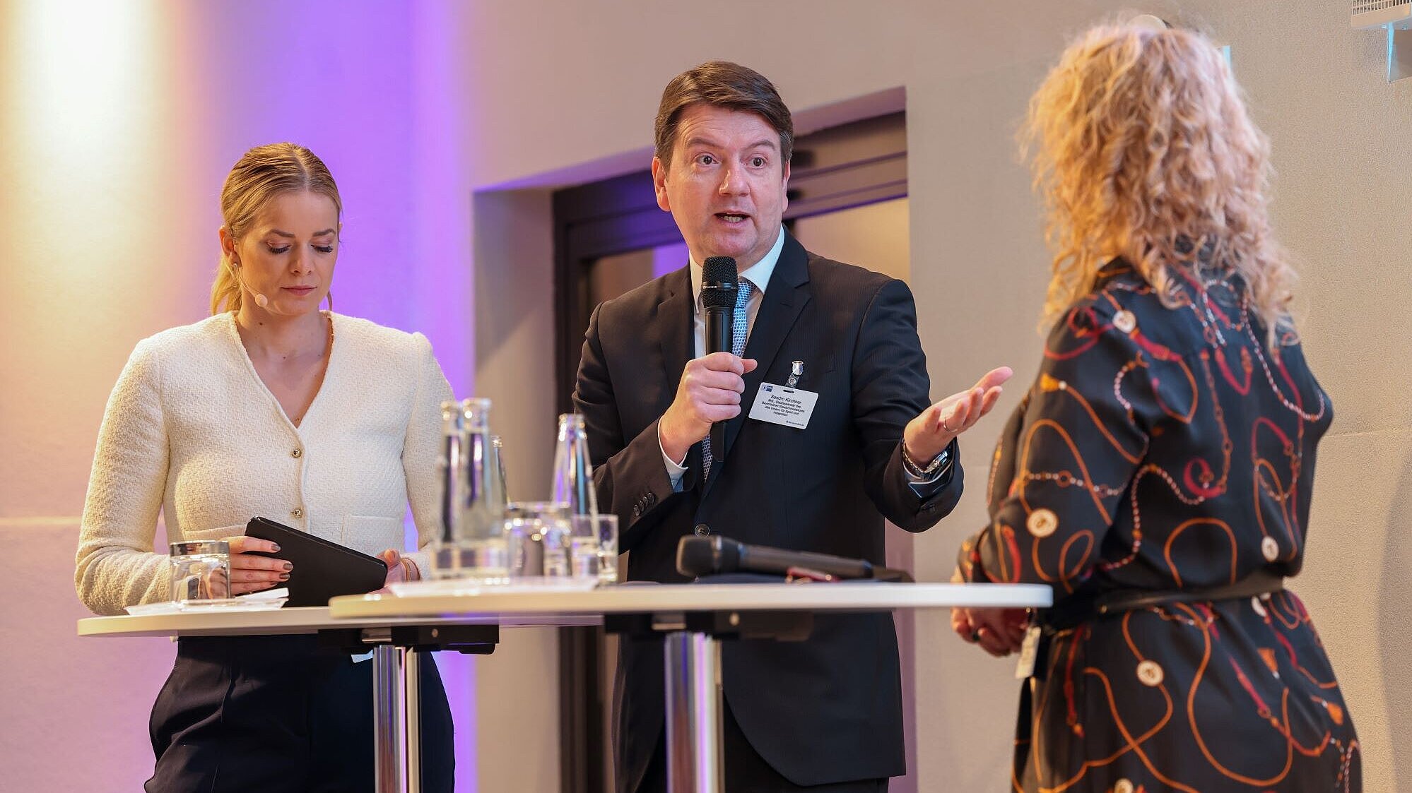 Auf dem Bild ist Innenstaatssekretär Sandro Kirchner bei der Diskussionsrunde anlässlich des Cybersecurity Day 2025 zu sehen.