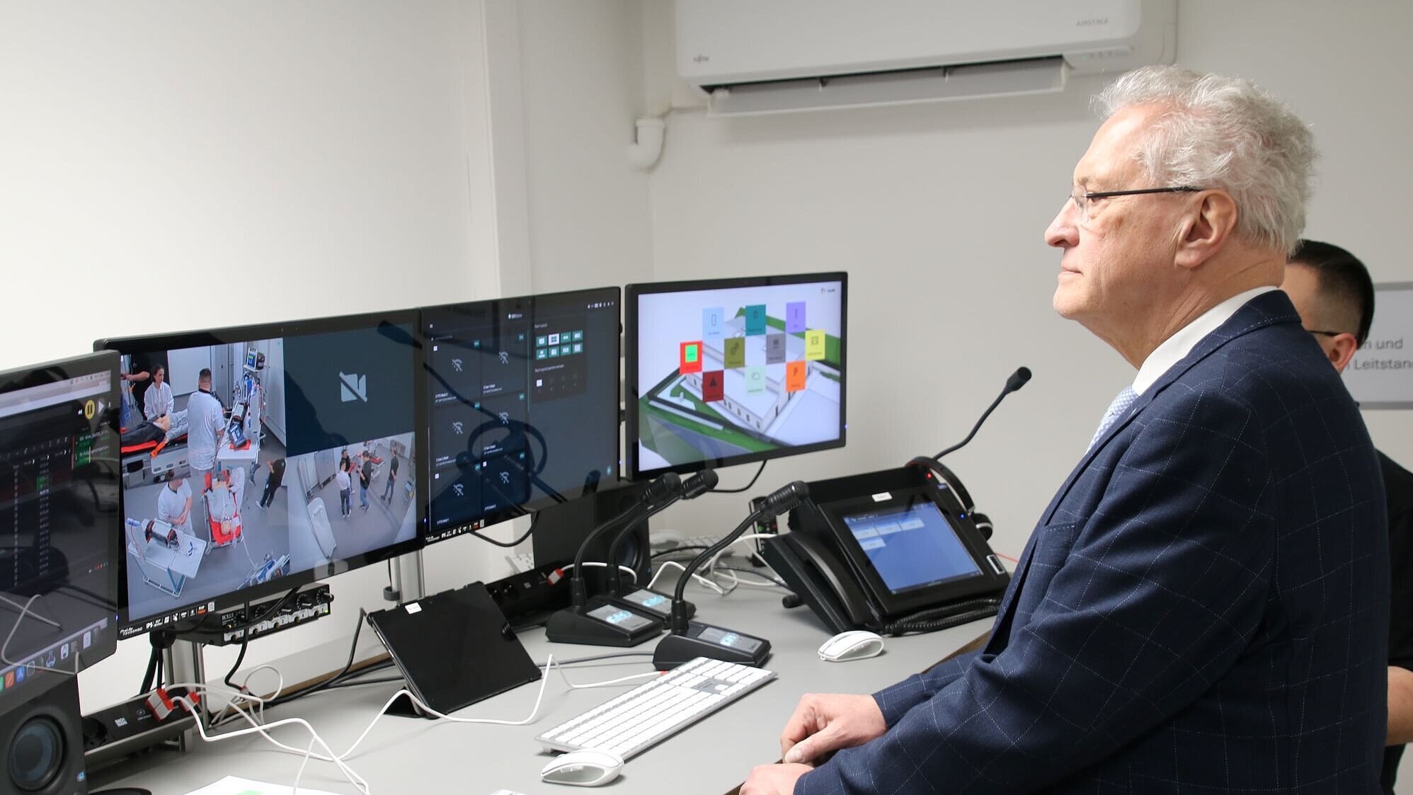 Herrmann beobachtet auf Bildschirmen eine Einsatzübung