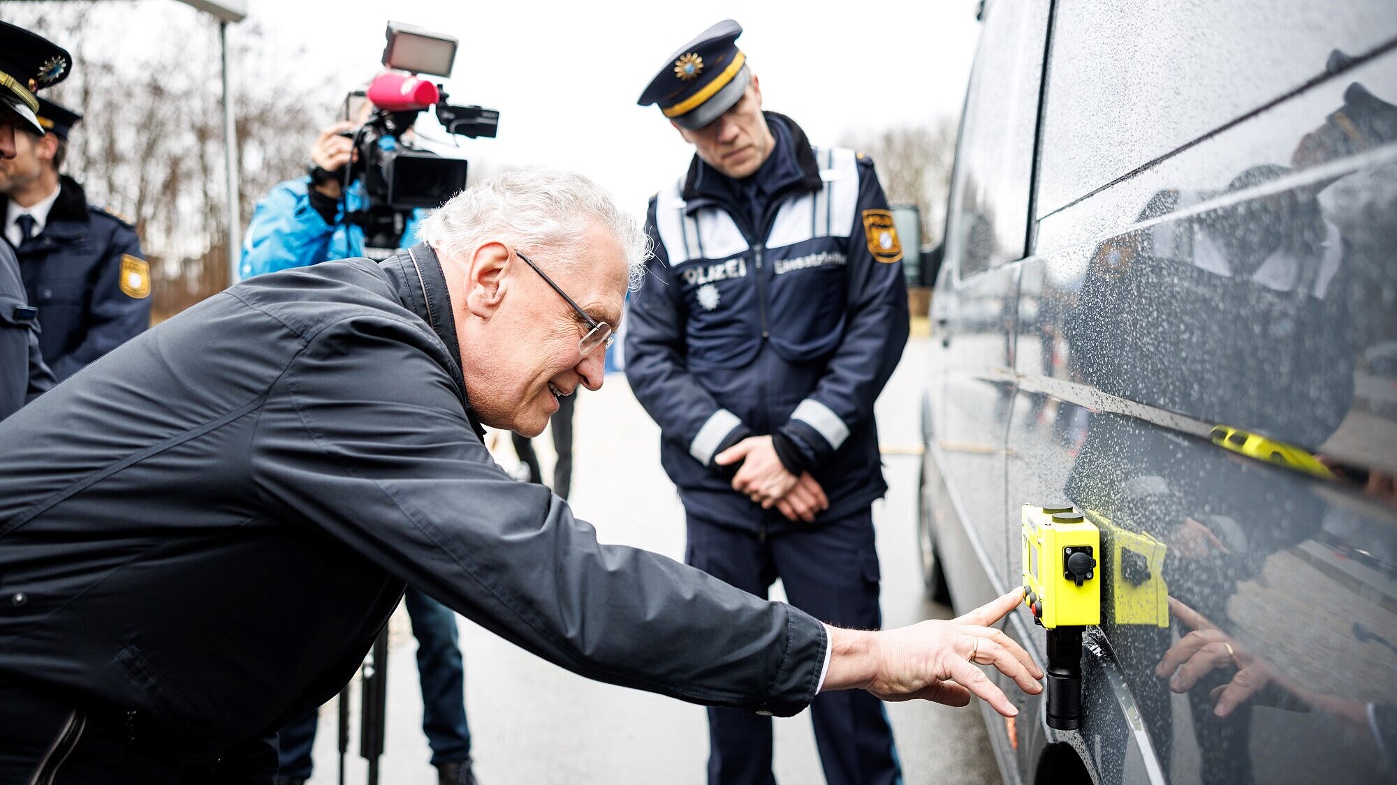 Herrmann testet gelbes elektronisches Gerät an einem Kastenwagen