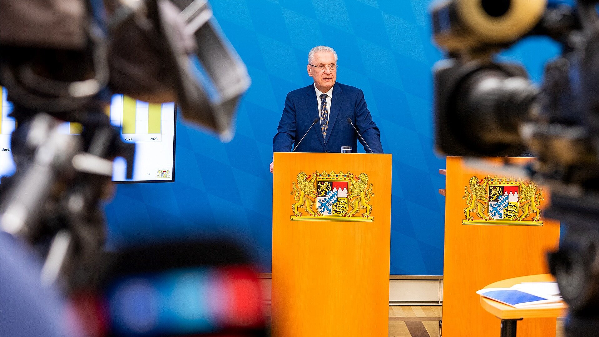 Herrmann am Rednerpult bei Pressekonferenz