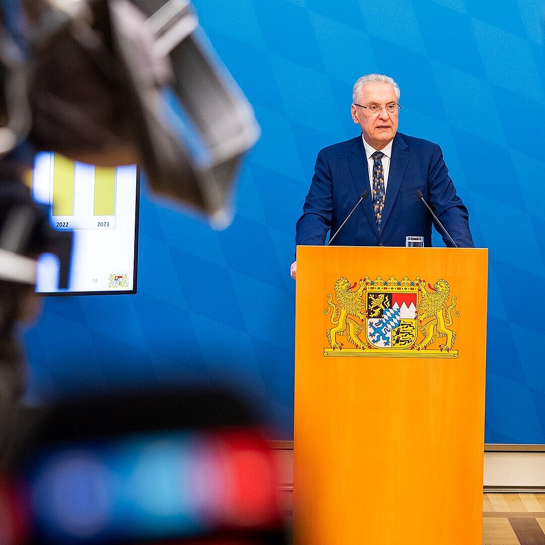 Herrmann am Rednerpult bei Pressekonferenz