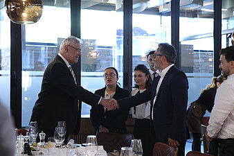 Innenminister Joachim Herrmann schüttelt die Hände von seinem Amtskollegen