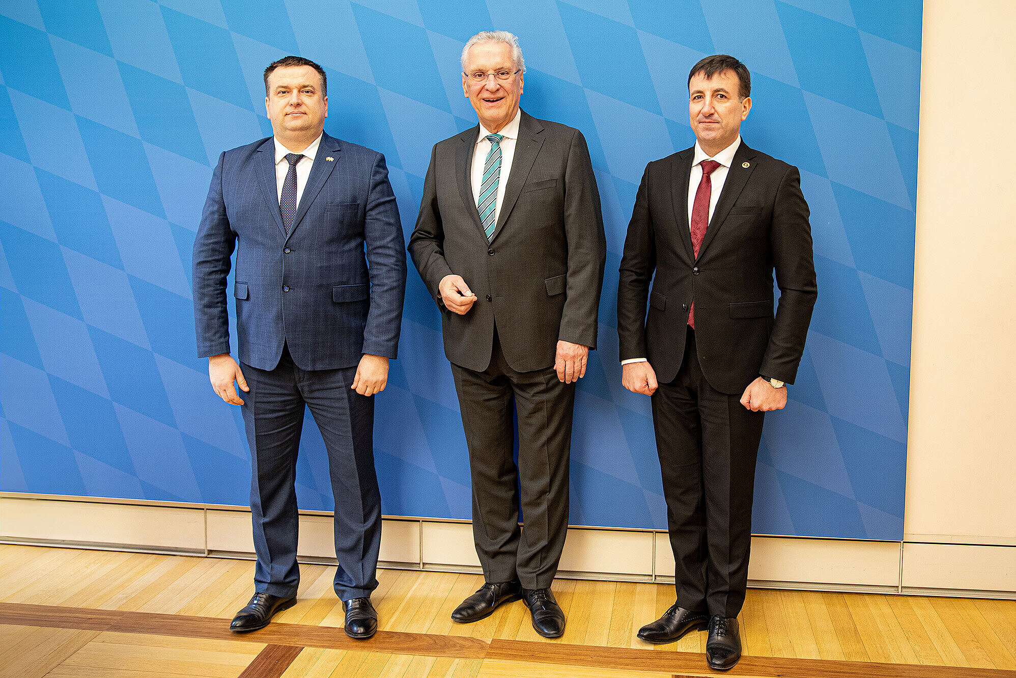 Gruppenbild von links nach rechts: Alexandru Bejan, Innenstaatssekretär der Republik Moldau, Bayerischer Innenminister Joachim Herrmann,Viorel Cernauteanu, Leiter der Generalinspektion der Polizei des Moldauischen Innenministeriums 