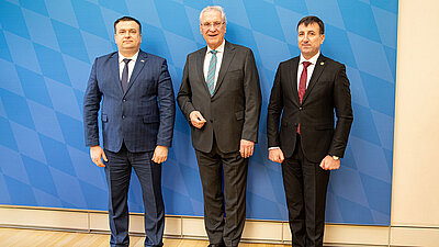 Gruppenbild von links nach rechts: Alexandru Bejan, Innenstaatssekretär der Republik Moldau, Bayerischer Innenminister Joachim Herrmann,Viorel Cernauteanu, Leiter der Generalinspektion der Polizei des Moldauischen Innenministeriums 