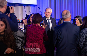 Herrmann im Gespräch vor Bühne inmitten von Leuten