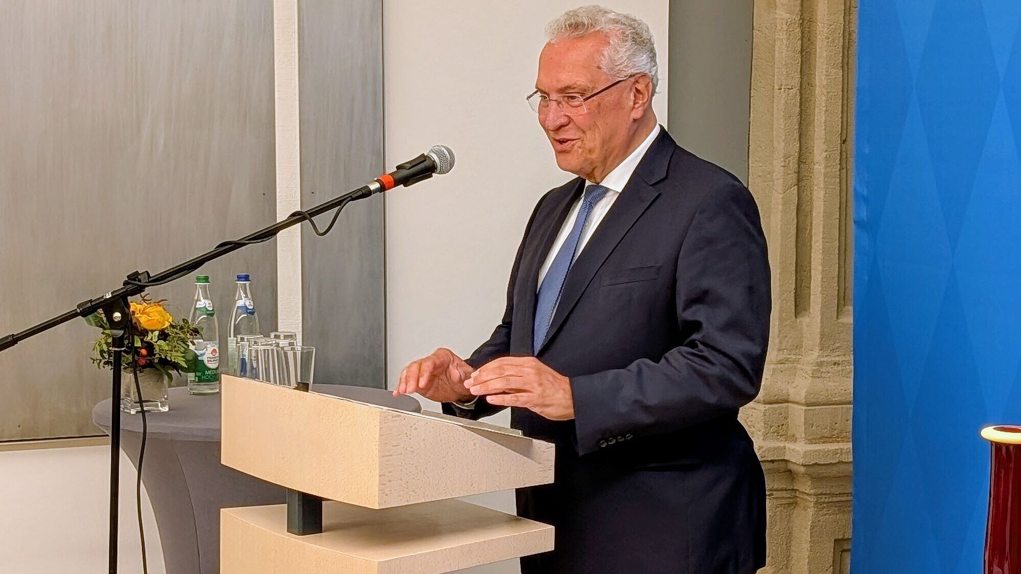 Innenminister Joachim Herrmann während seiner Rede an einem Rednerpult