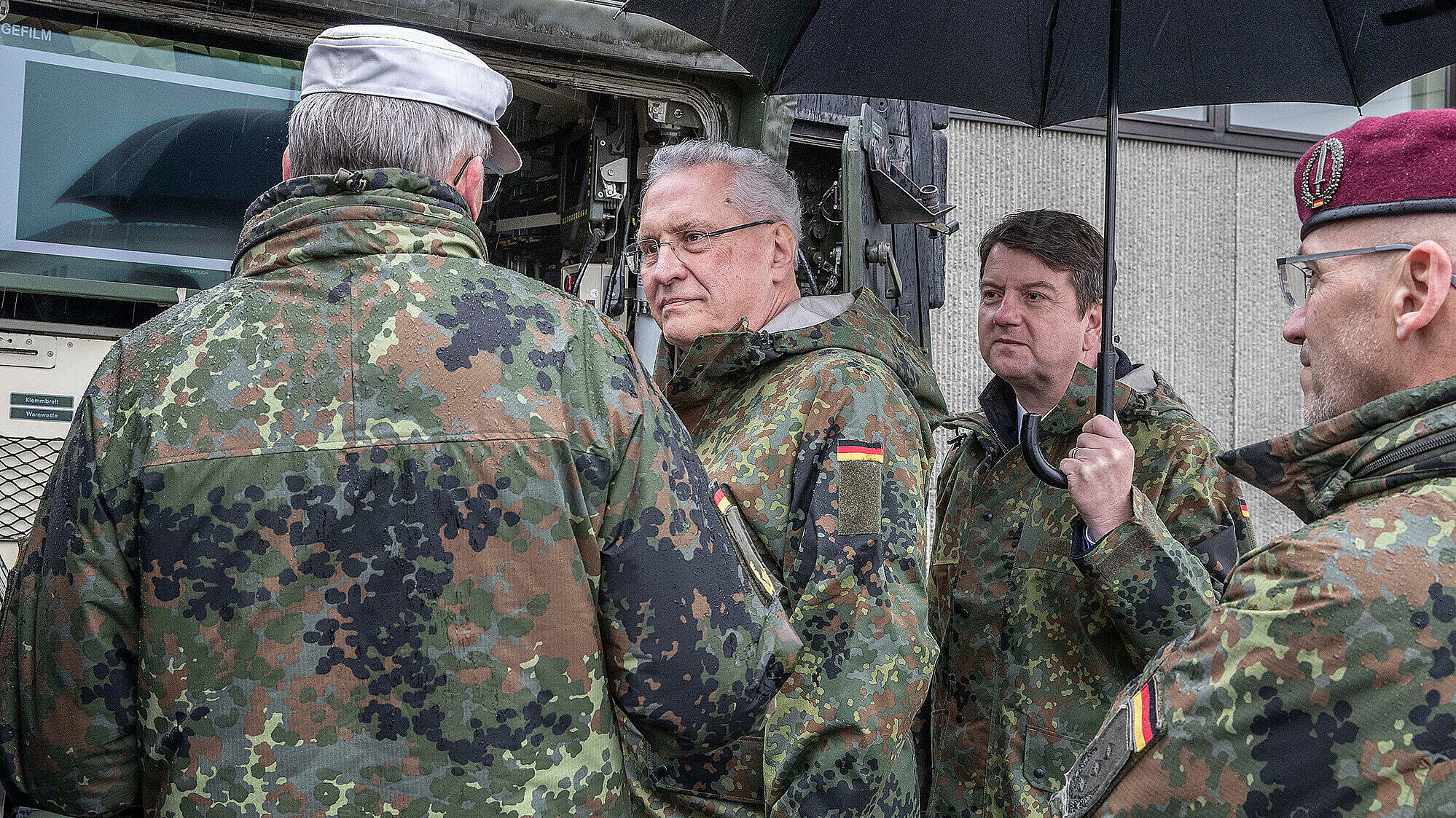 auf dem Bild: Innenminister Joachim Herrmann und Staatssekretär Sandro Kirchner im Gespräch mit Brigadegeneral Matz 