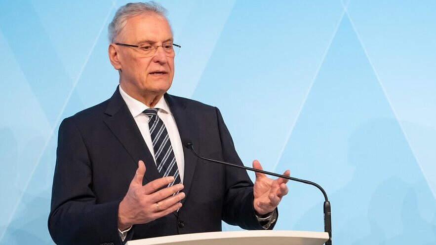Auf dem Bild ist Innenminister Joachim Herrmann während der Pressekonferenz anlässlich der Ministerratssitzung am 28. Januar 2025 zu sehen.
