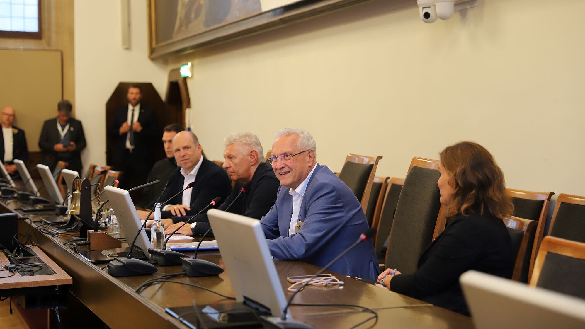 Innen- und Sportminister neben Oberbürgermeister Dieter und Bürgermeisterin Verena Dietl im Sitzungssaal des Rathauses München.