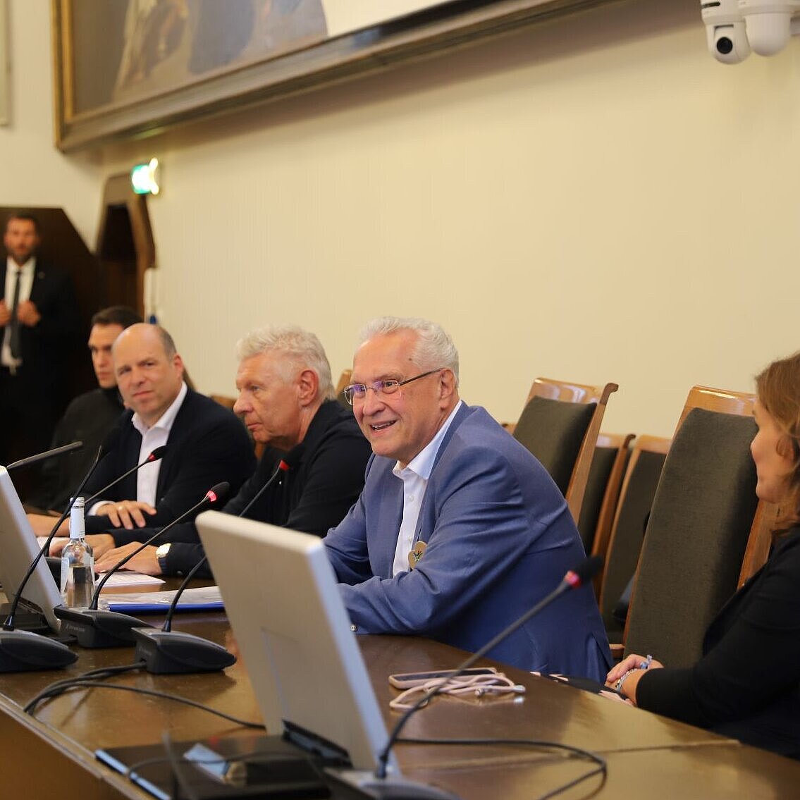 Innen- und Sportminister neben Oberbürgermeister Dieter und Bürgermeisterin Verena Dietl im Sitzungssaal des Rathauses München.