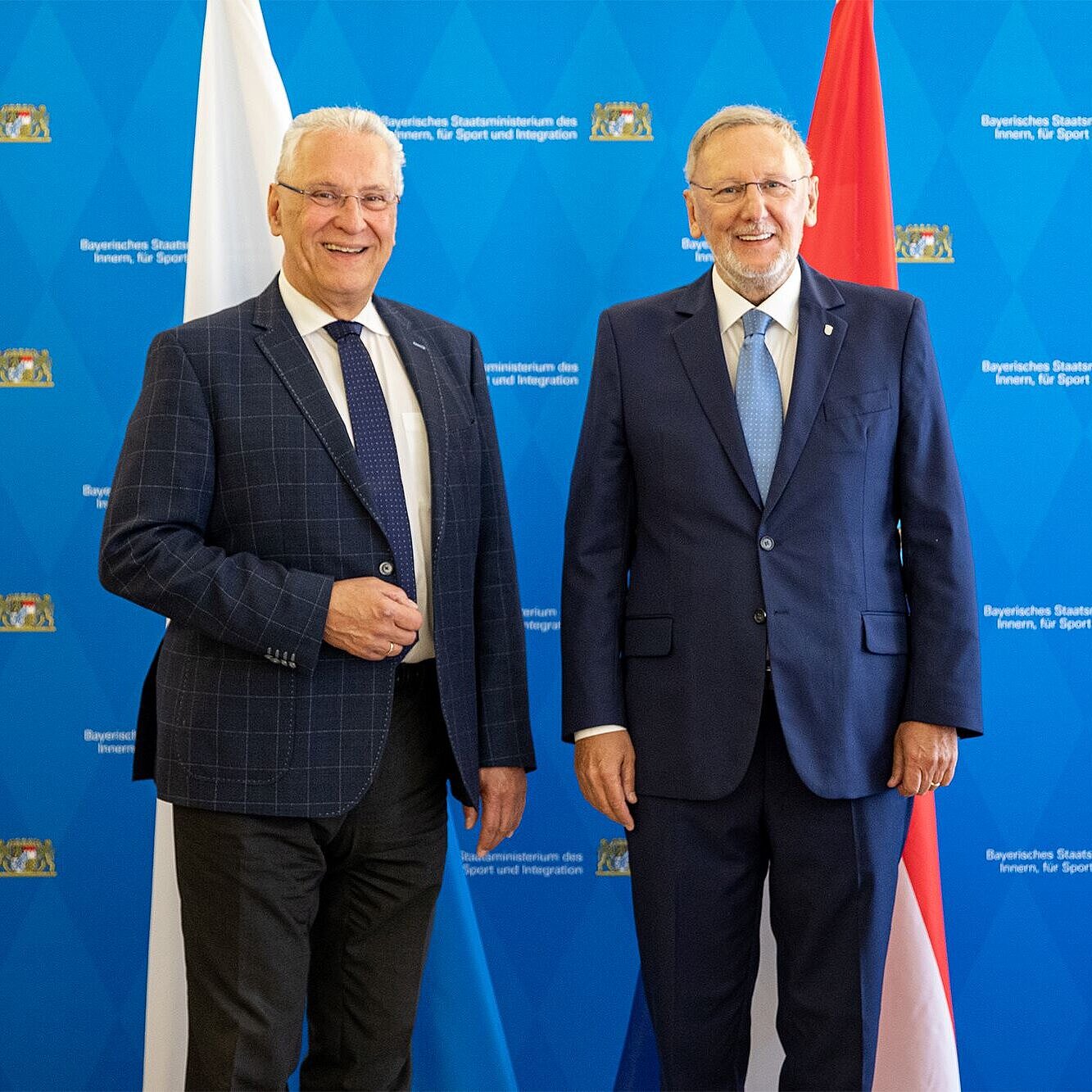 Zu sehen sind der bayerische Innenminister Joachim Herrmann und sein kroatischer Amtskollege Dr. Davor Bozinovic