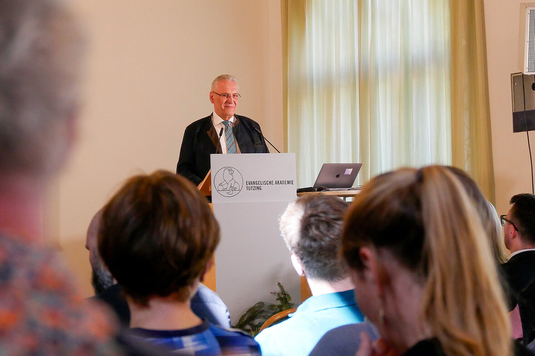 Auf dem Bild: Innenminister Joachim Herrmann am Rednerpult bei seinem Grußwort