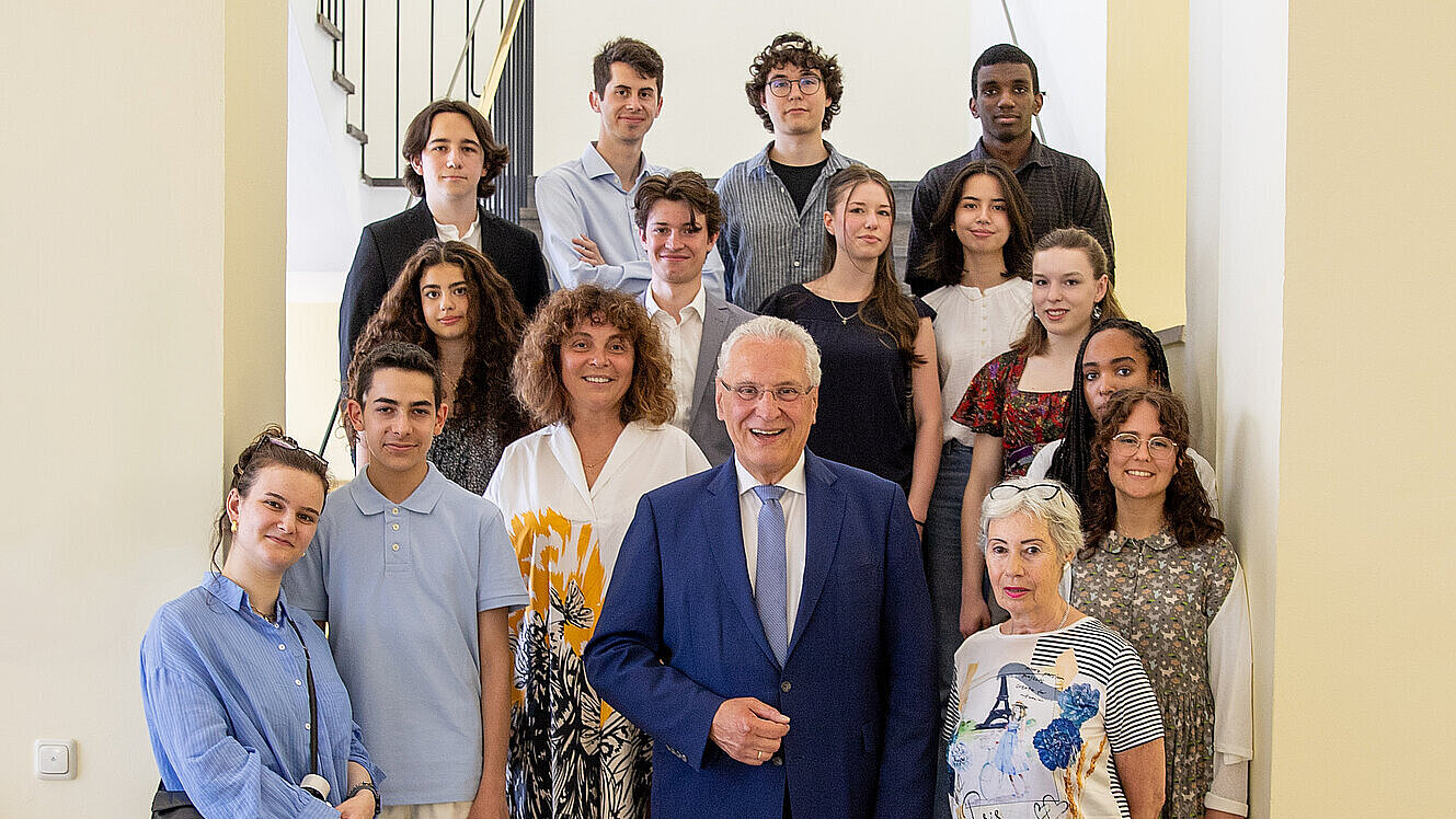 Gruppenfoto mit Herrmann und Jugendlichen auf einer Treppe im Innenministerium