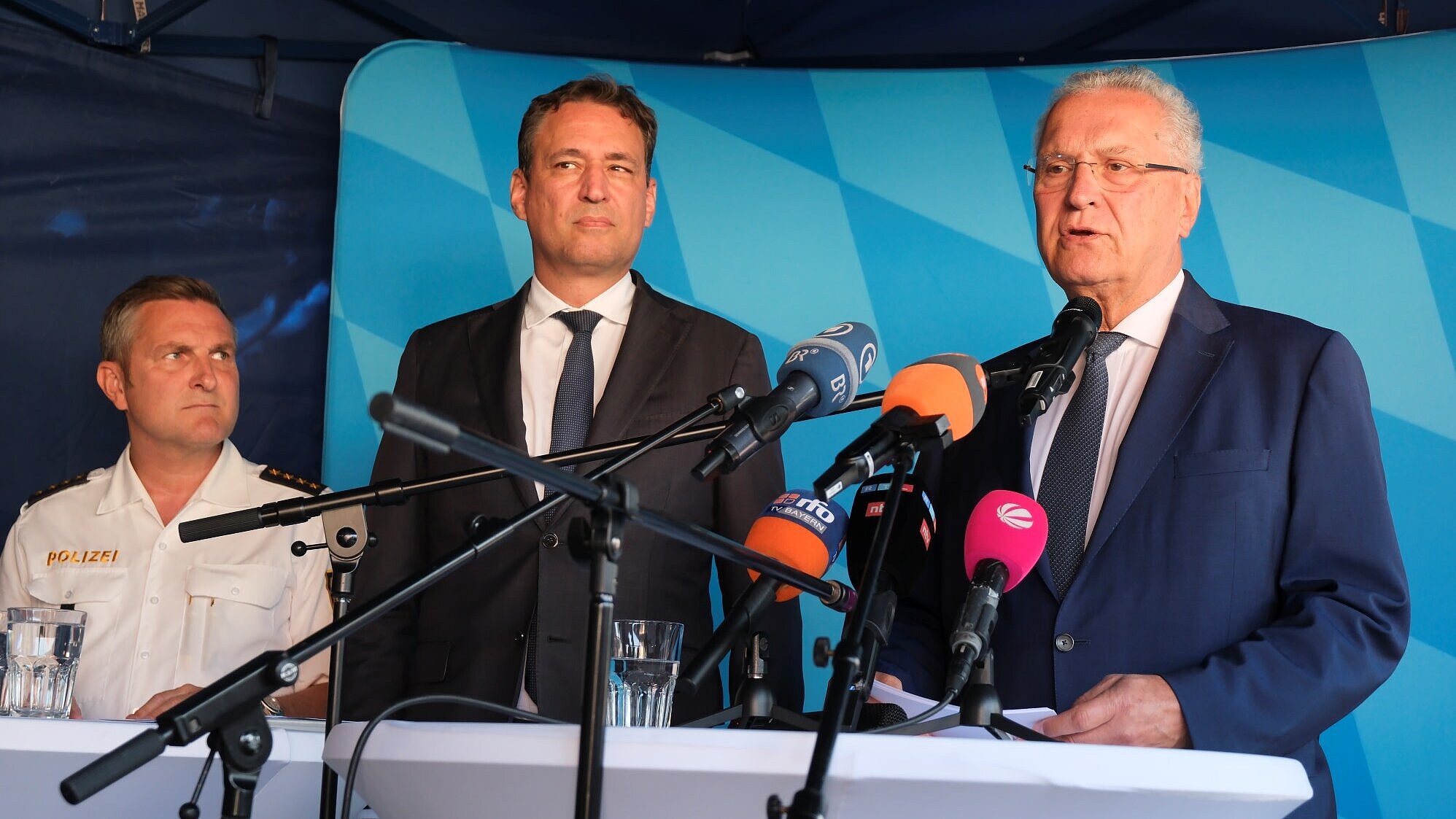 Innenminister Joachim Herrmann und Justizminister Georg Eisenreich am Rednerpult bei Pressekonferenz