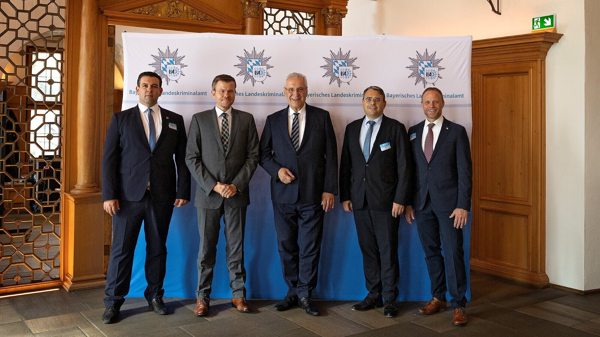 Innenminister Joachim Herrmann und weitere vor Pressewand