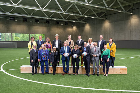 Die Sportministerinnen und -minister der Länder, die Sportsenatorinnen und -senatoren sowie die Bundessportministerin auf dem DFB-Campus in Frankfurt am Main