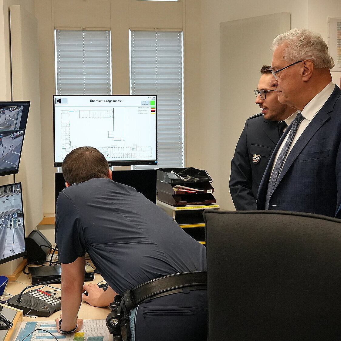 Innenminister Joachim Herrmann besichtigt den Videoüberwachungsraum mit Vertretern von Stadt und Polizei..