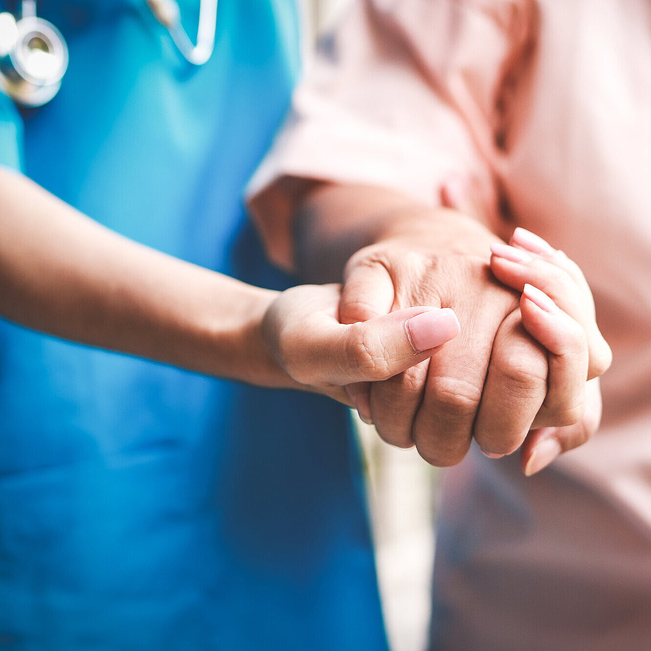 Chirurg schüttelt einem älteren Patienten die Hand, um die Operation als Behandlungsmethode zu befürworten. Konzept medizinischer Dienstleistungen im Krankenhaus. Krankenschwester kümmert sich um den Patienten.