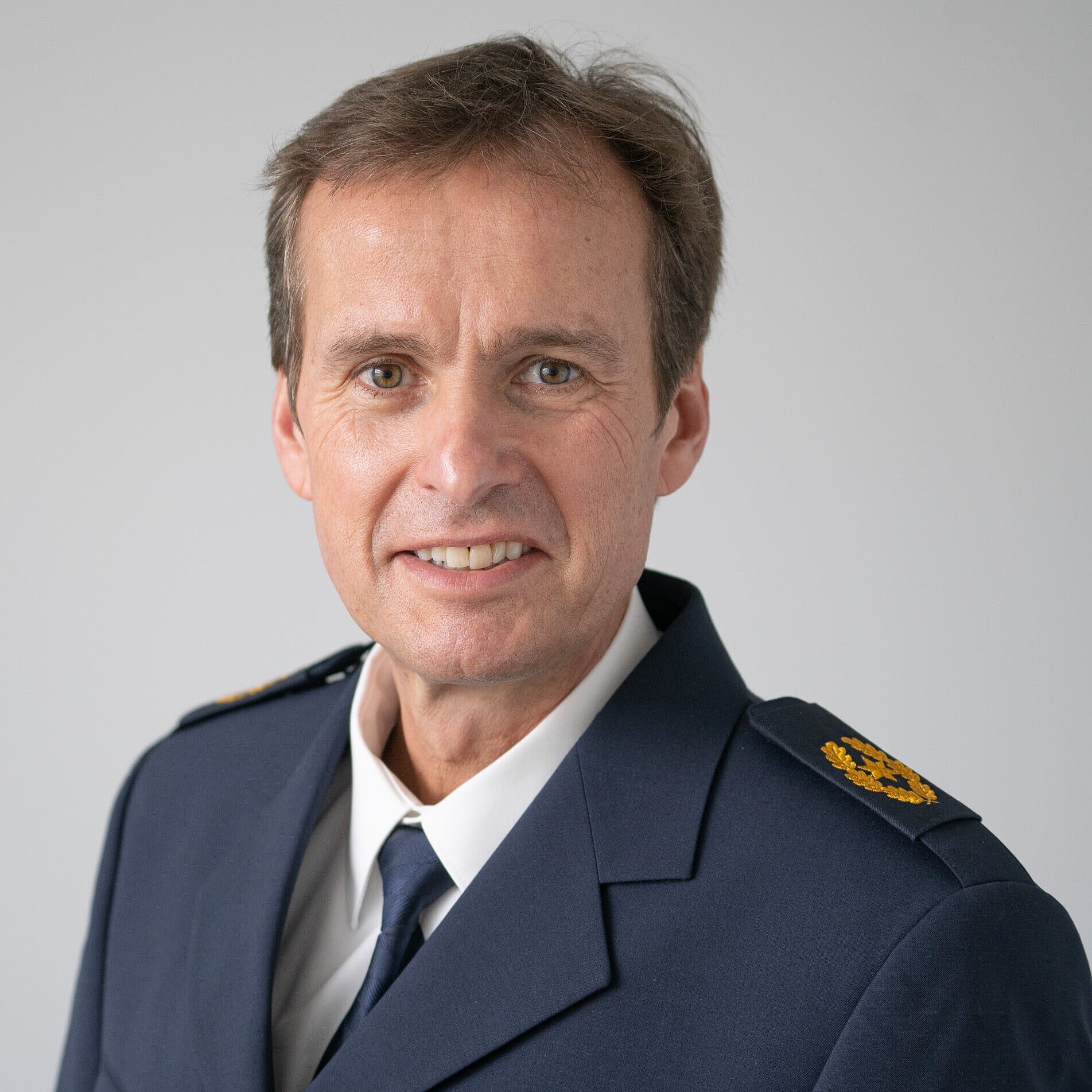 Auf dem Bild ist Robert Fuchs in seiner Dienstuniform zu sehen, hinter ihm grauer Hintergrund