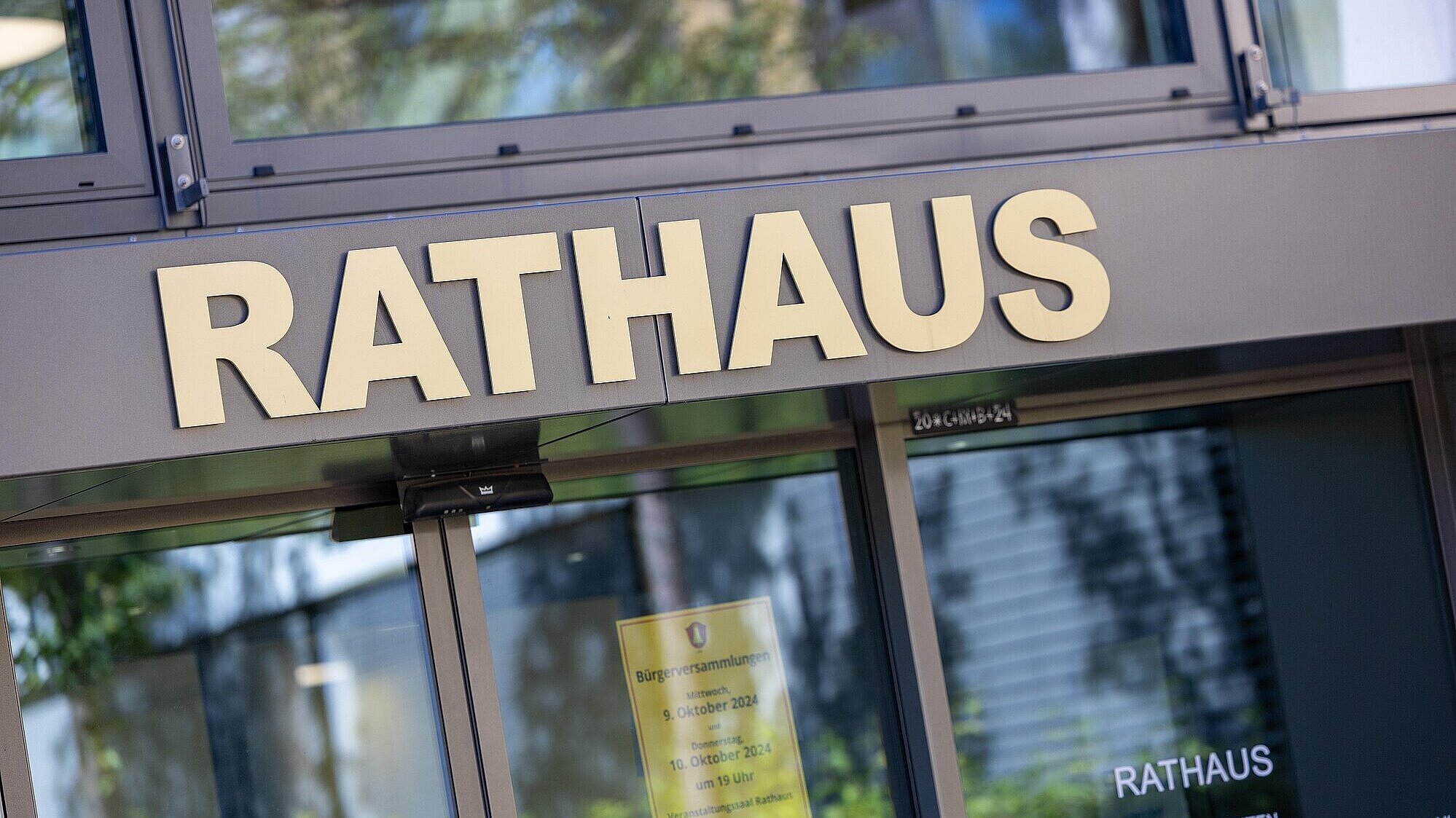 Detailaufnahme vom Rathaus Gilching von außen mit Aufschrift "Rathaus"