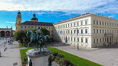 Blick von außen über Reiterstatue zum Innenministerium