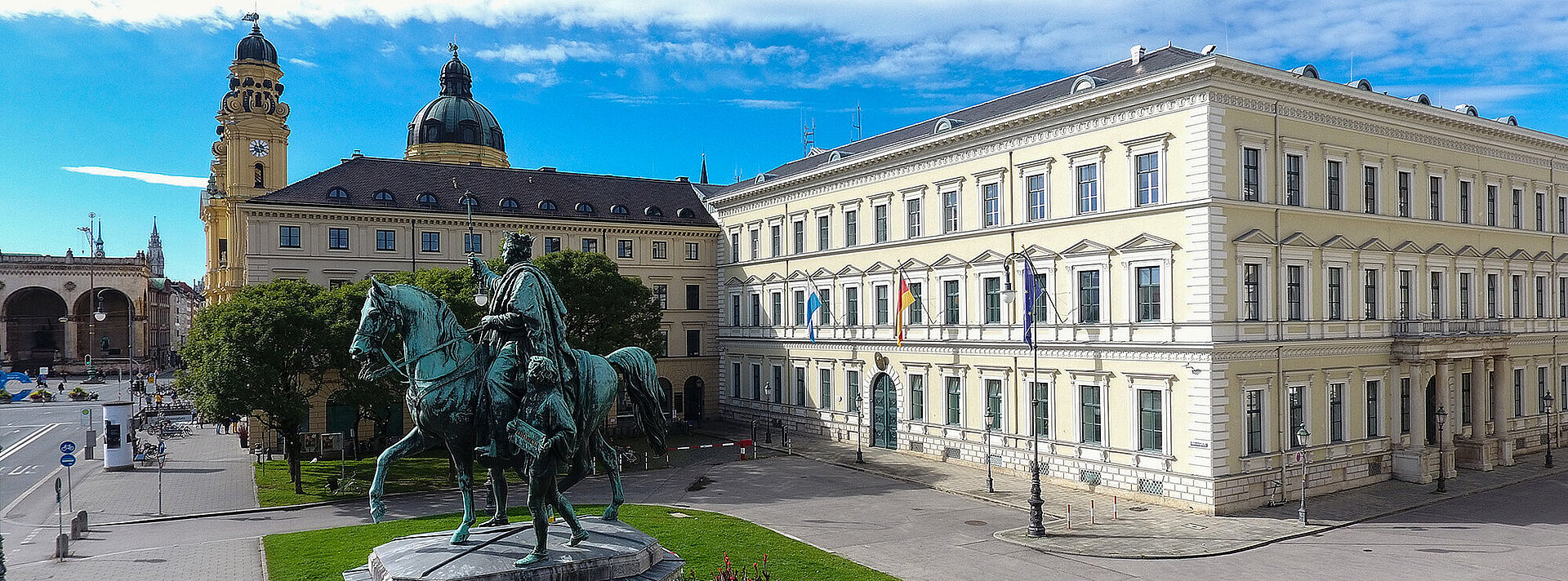 Blick von außen über Reiterstatue zum Innenministerium