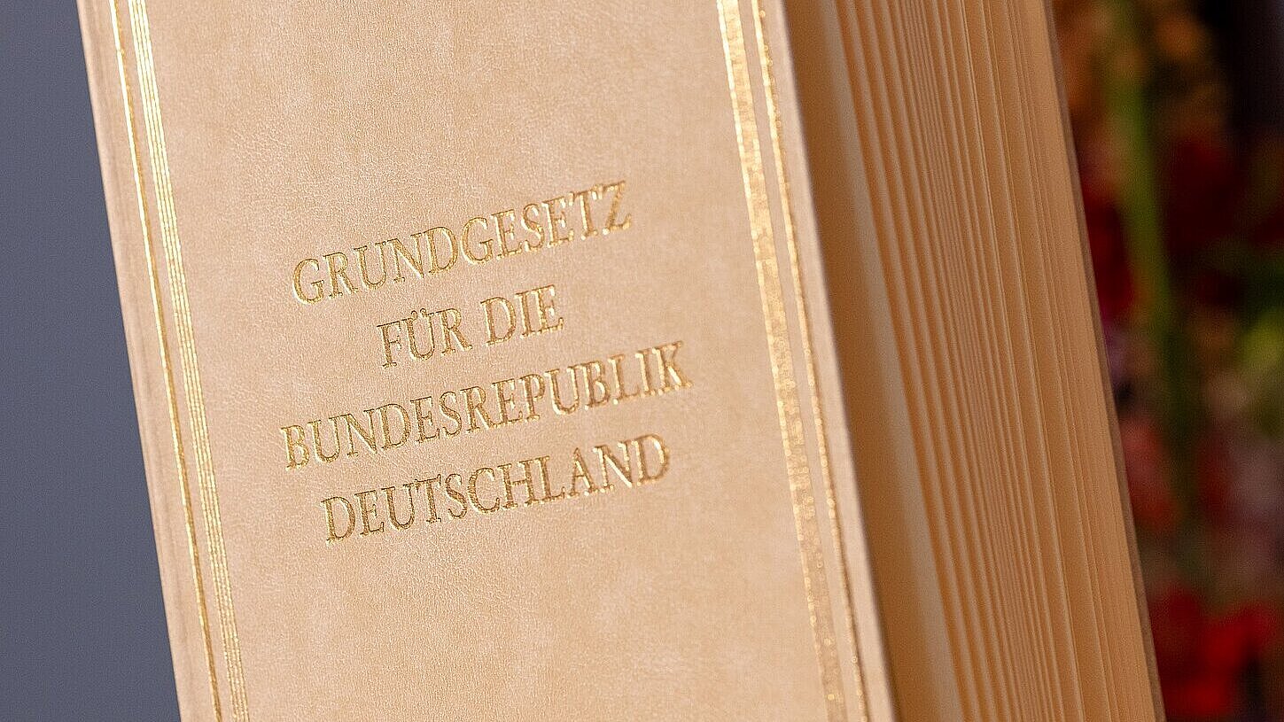 Grundgesetz in edlem Buch auf Tisch