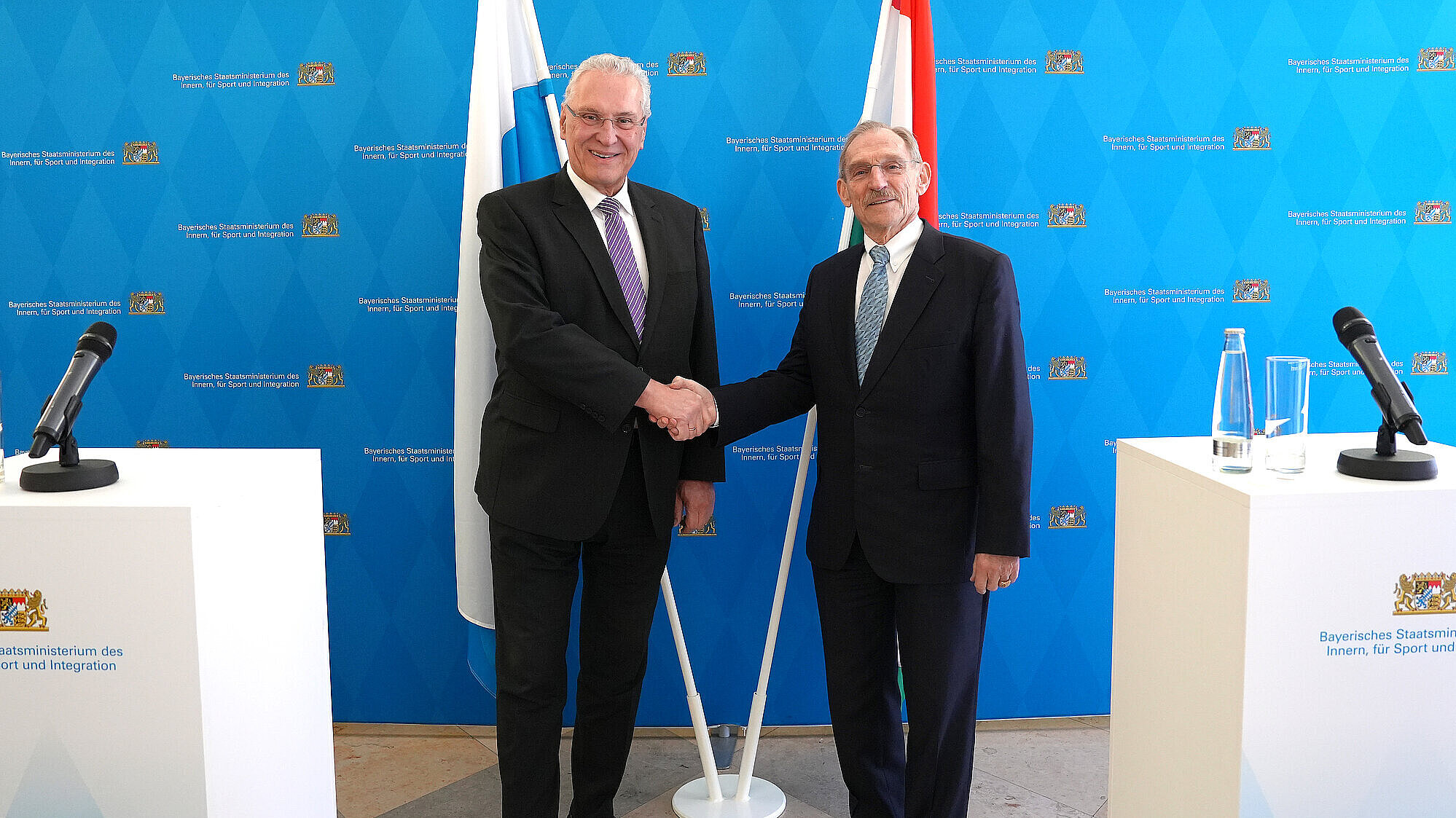 Innenminister Herrmann schüttelt mit Innenminister Pintér die Hand.