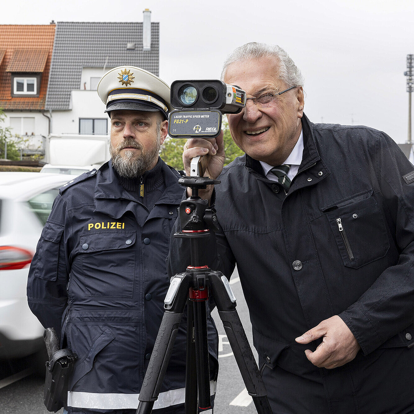 Herrmann und Polizist mit Messgerät