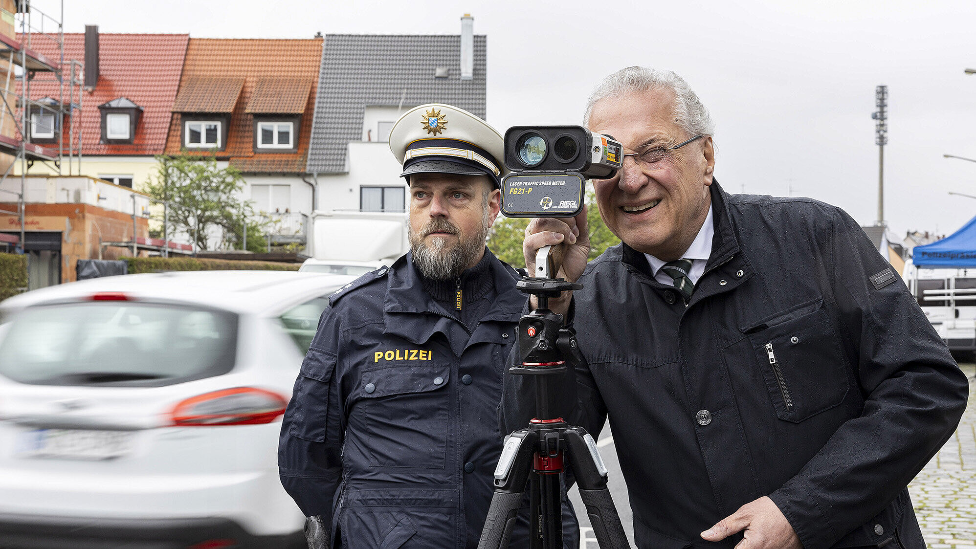 Herrmann und Polizist mit Messgerät