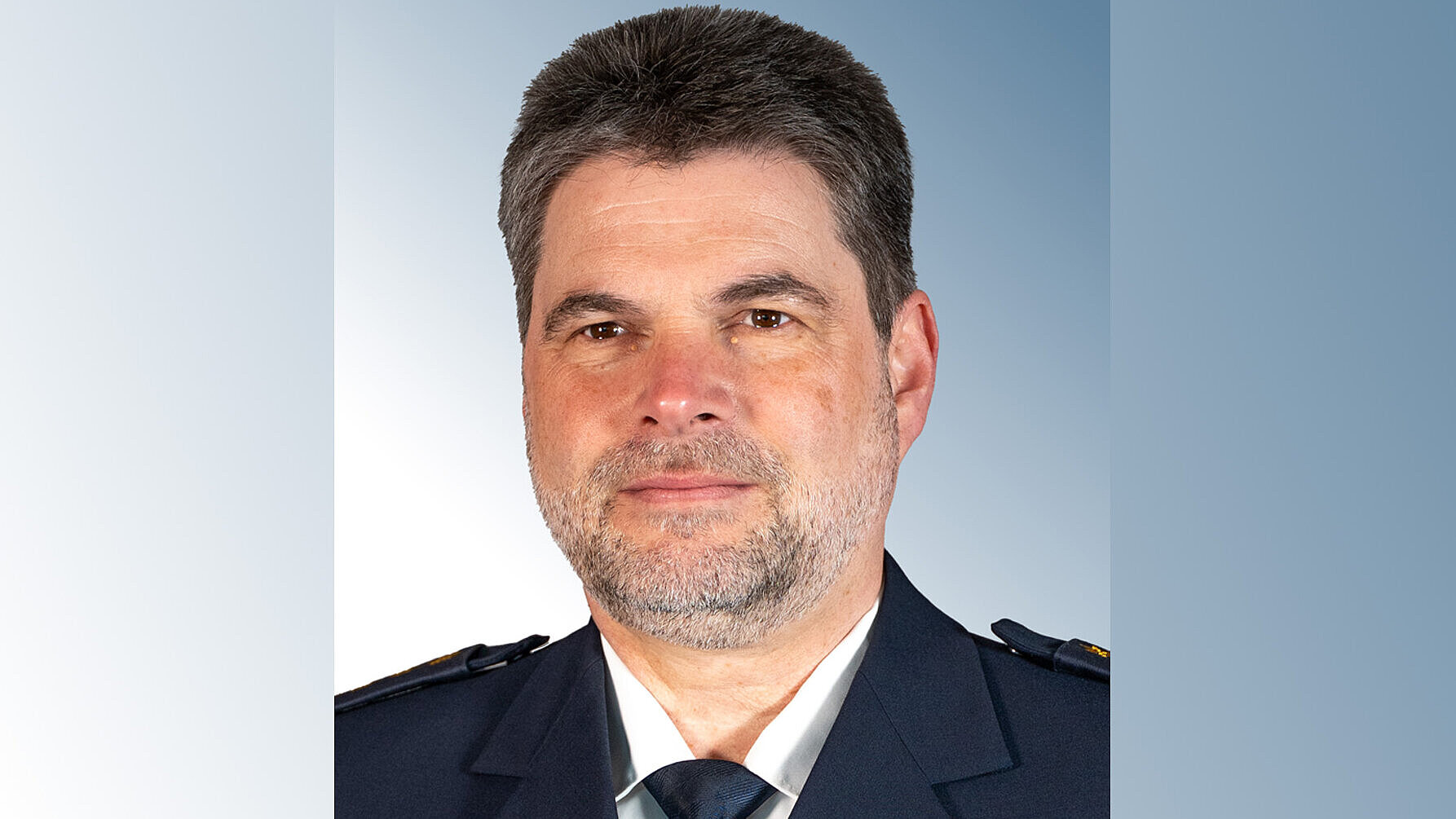 Portraitfoto Mann in Uniform