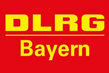 Logo der DLRG Bayern auf rotem Hintergrund. Oben steht in großen gelben Buchstaben „DLRG“, darunter „Bayern“. Eine gelbe Linie trennt beide Schriftzüge.