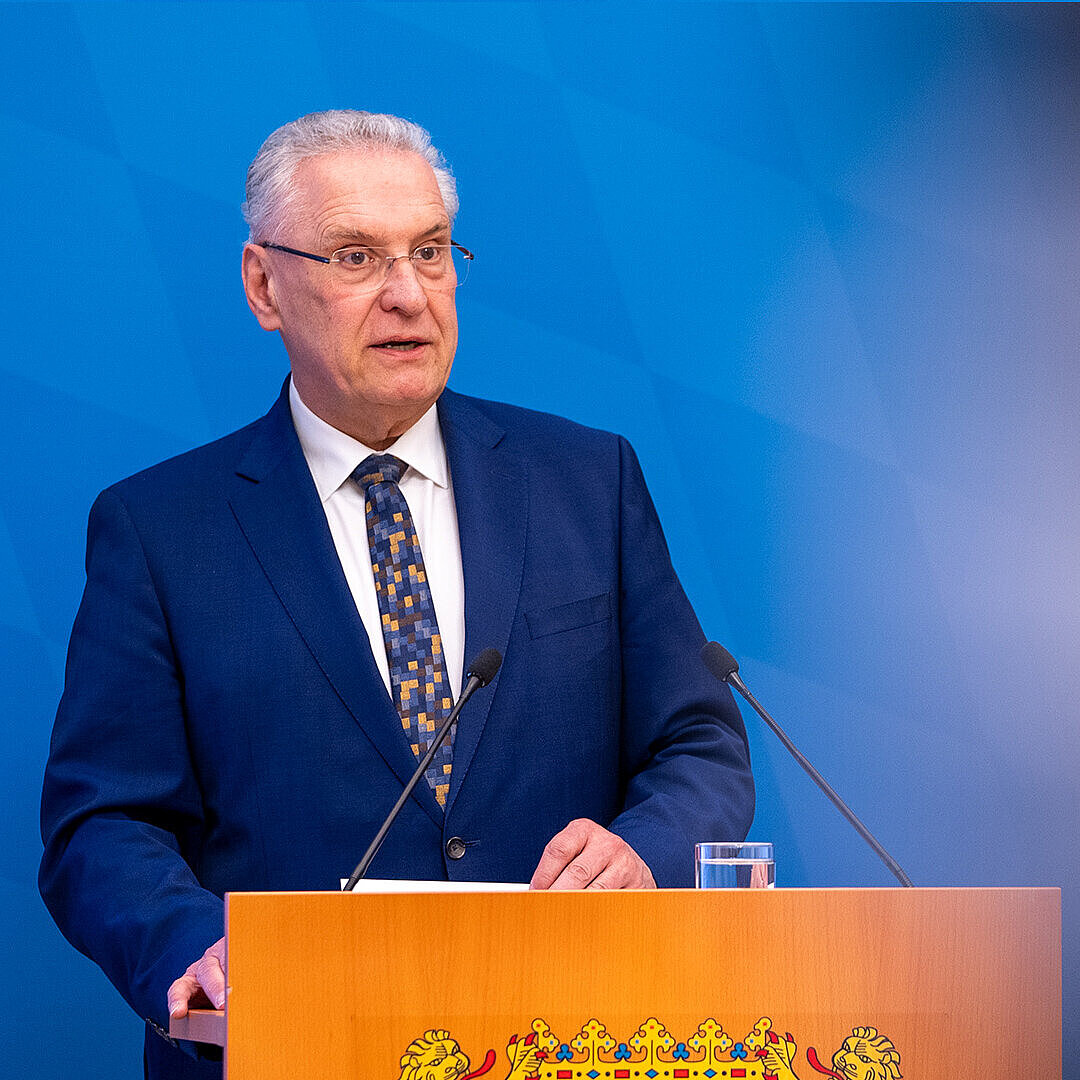 Innenminister Joachim Herrmann gestikulierend am Rednerpult